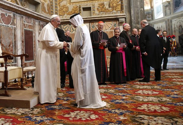 Pope Francis greeting a Muslim at the Vatican (Courtesy of Asianews.it)