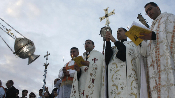 Worshippers attend mass on Christmas Eve at a Christian church in Mosul, about 390 km (240 miles) north of Baghdad, December 24, 2009. Picture taken December 24, 2009. REUTERS/Khalid al-Mousuly (IRAQ - Tags: RELIGION) - RTR28C8F